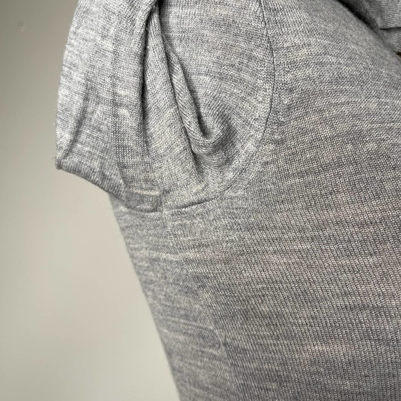 J.Crew Gray 100% Merino Wool Minimalist V-neck Sweater XXS 2XS Petite Friendly - Picture 6 of 9